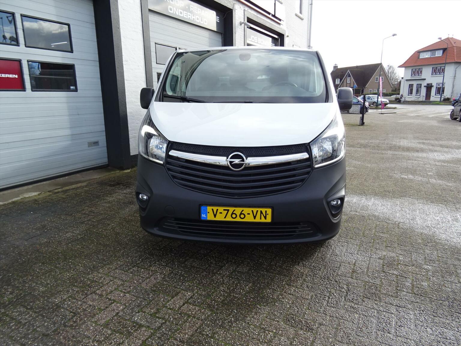 Opel-Vivaro-1