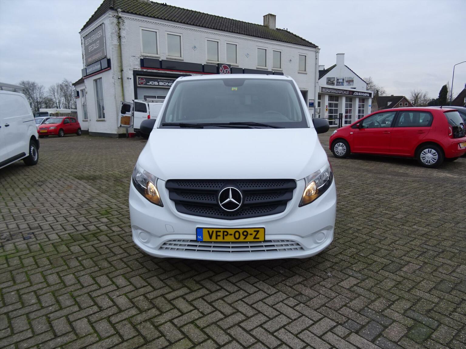 Mercedes-Benz-Vito-1